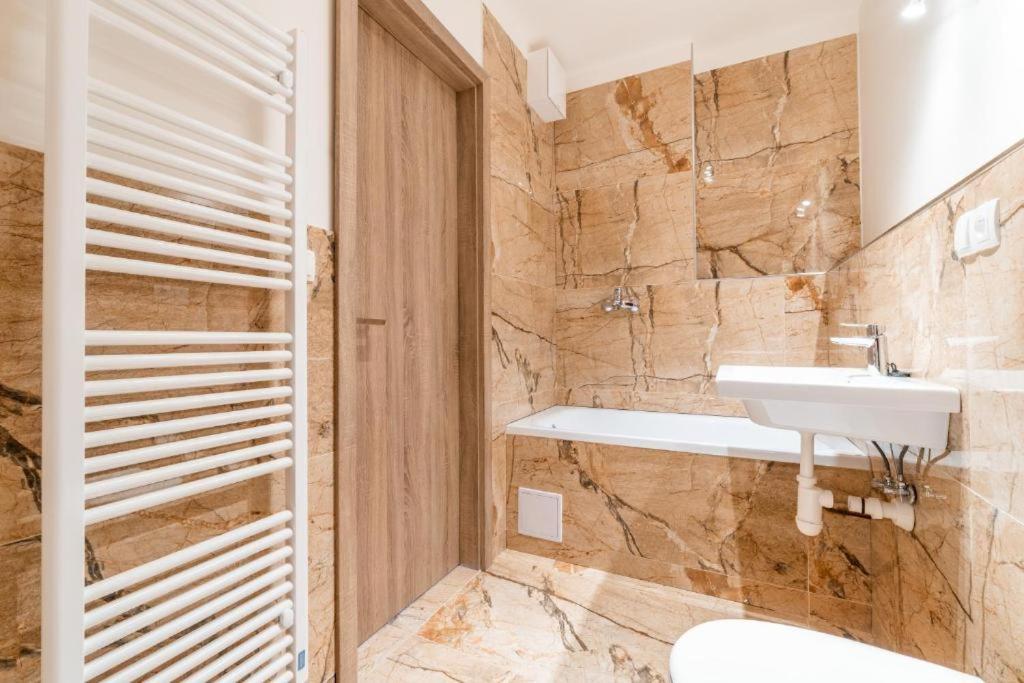 Brand New Studio Apartment #24 In Elite Residence With Free Secure Parking In The Center Prag Eksteriør billede